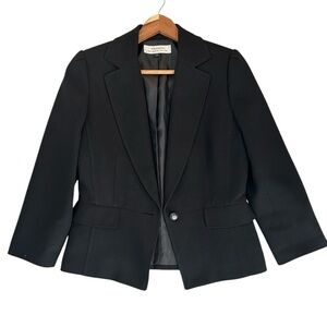 Tahari size 6 fitted blazer in great used condition classic one button sleek